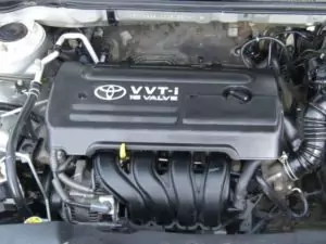 Motore Toyota 3ZZ-FE sotto il cofano