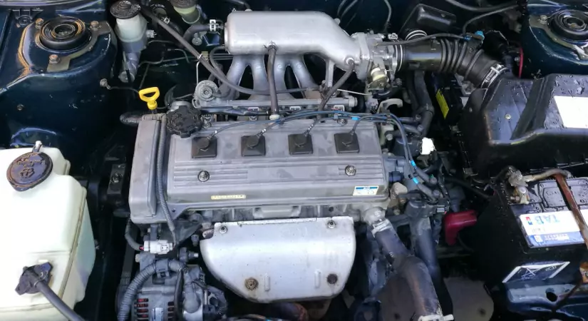Motore Toyota 7A-FE sotto il cofano